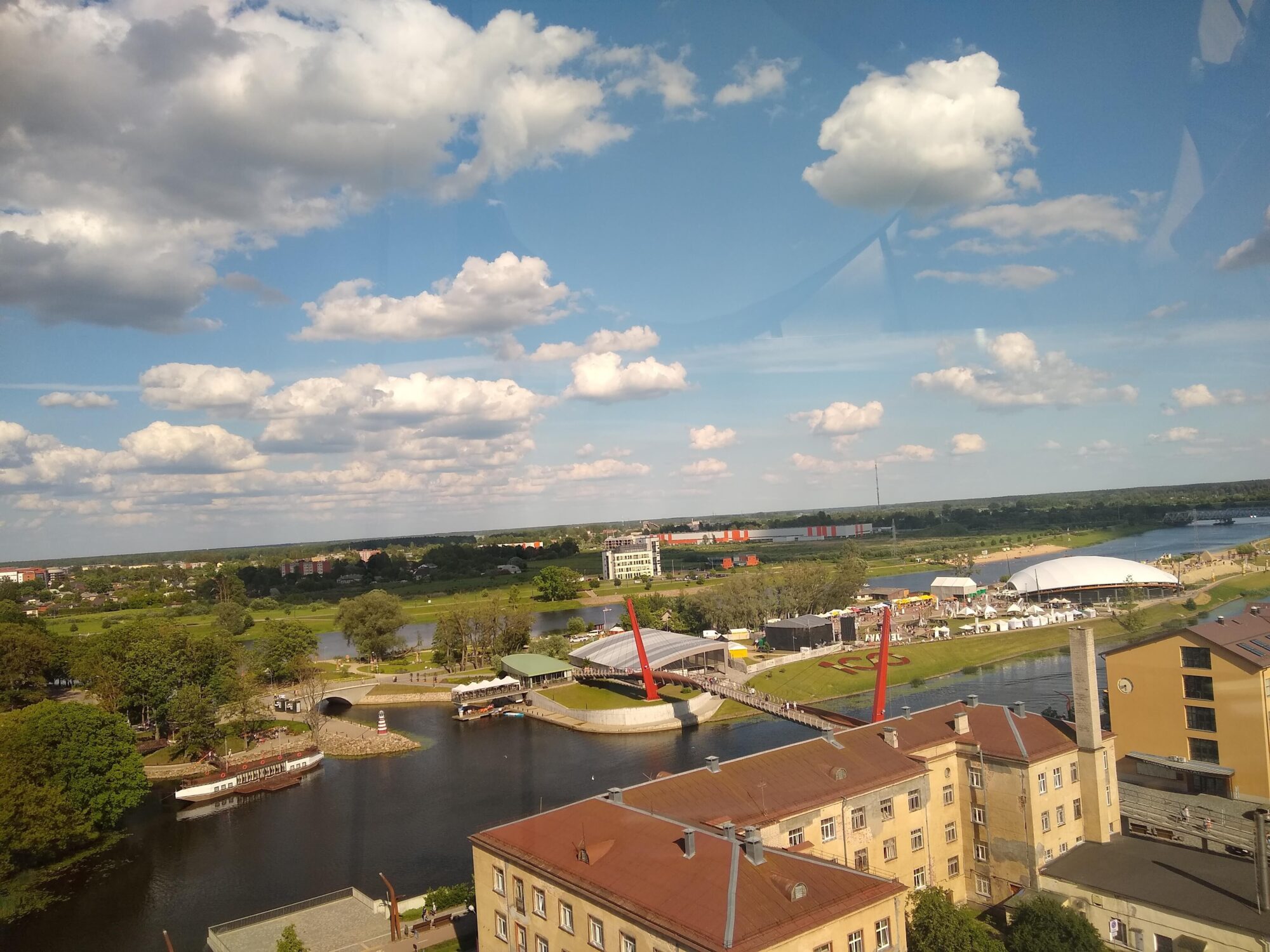 Ceturtdien mākoņi atnesīs lietu un pērkona negaisu